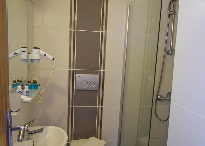 Astoria Life 酒店 马尔马里斯